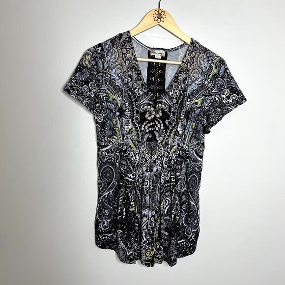 World Unity Patterned Lace Back Top - Picture 4 of 8